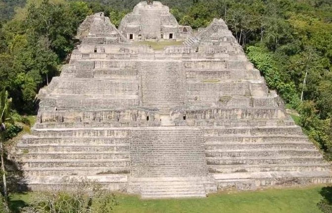 Blick auf den zentralen Tempelkomplex der Mayastadt Caracol in Belize. Im Nordosten der Stadt haben Archäologen jetzt das Grab des ersten Königs von Caracol entdeckt.<span class='image-autor'>Foto: Imago/Jam Press/© Caracol/Archeological Project/University of Houston</span>