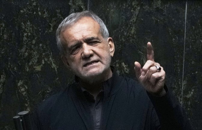 Der iranische Präsident Massud Peseschkian in einer öffentlichen Sitzung des Parlaments. Im Iran herrscht dramatische Wasserknappheit (Archivfoto).<span class='image-autor'>Foto: Vahid Salemi/AP/dpa/Vahid Salemi</span>