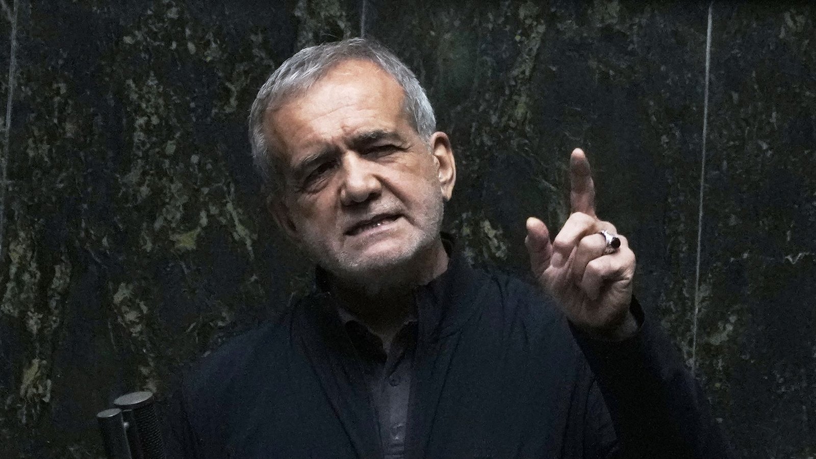 Der iranische Präsident Massud Peseschkian in einer öffentlichen Sitzung des Parlaments. Im Iran herrscht dramatische Wasserknappheit (Archivfoto).Foto: Vahid Salemi/AP/dpa/Vahid Salemi Der iranische Präsident Massud Peseschkian in einer öffentlichen Sitzung des Parlaments. Im Iran herrscht dramatische Wasserknappheit (Archivfoto).Foto: Vahid Salemi/AP/dpa/Vahid Salemi