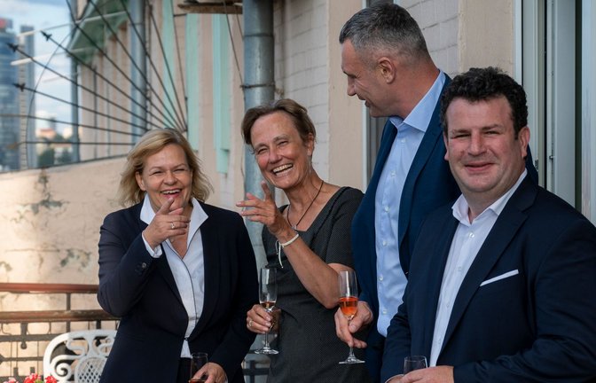 Ein Foto, das für Empörung sorgte: Nancy Faeser (l) und Hubertus Heil (r) stehen auf einem Balkon der Residenz der deutschen Botschafterin in der Ukraine und trinken Sekt.<span class='image-autor'>Foto: Christophe Gateau/dpa/Archiv</span>