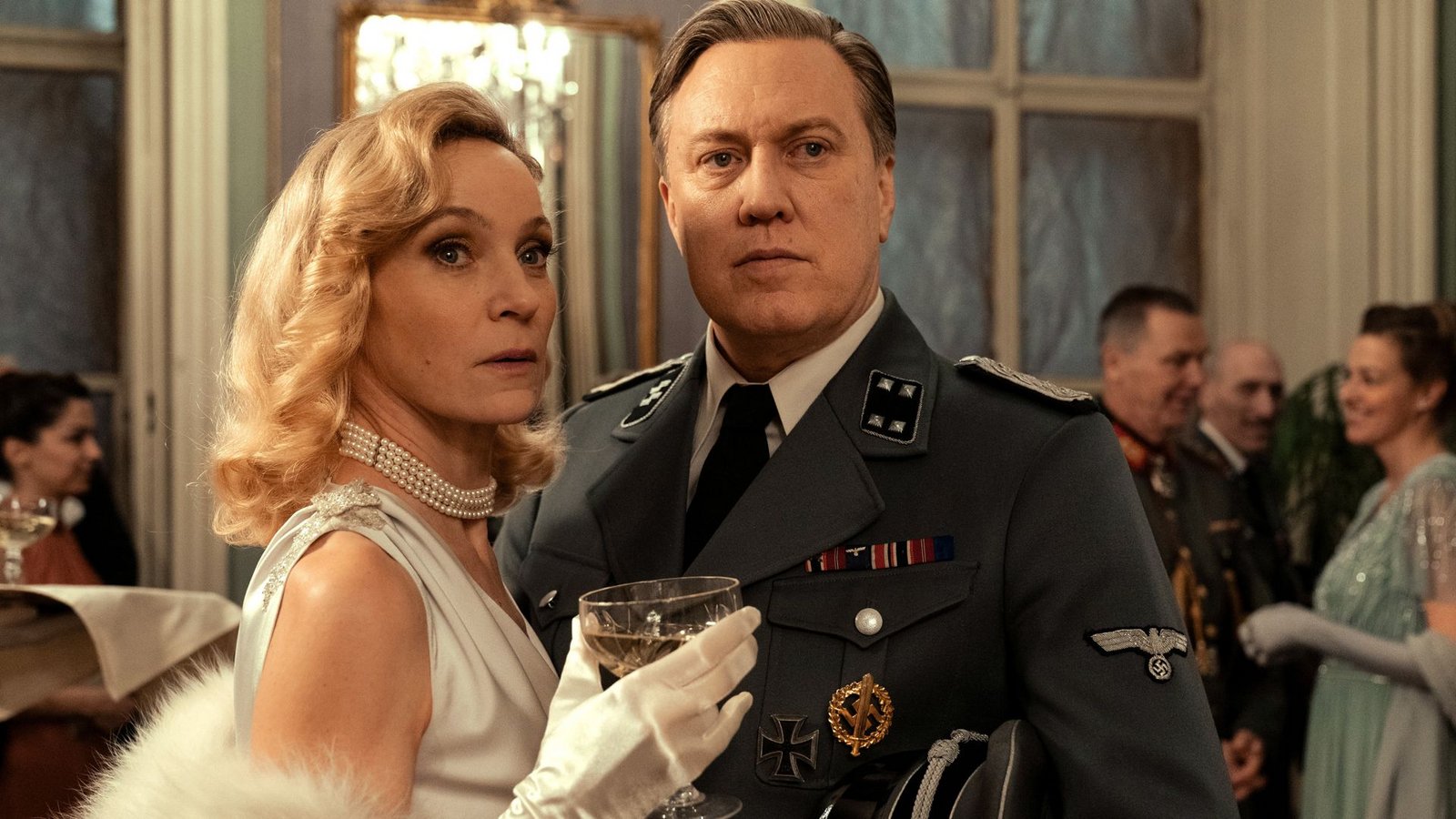 Heikle Mission: Buback (Nicholas Ofczarek) vertritt den NS-Befehlshaber als Abendbegleitung der glamourösen Ex-Schauspielerin Marleen Baumann (Jeanette Hain).Foto: ARD Degeto Film/NDR/Servus TV/Ca