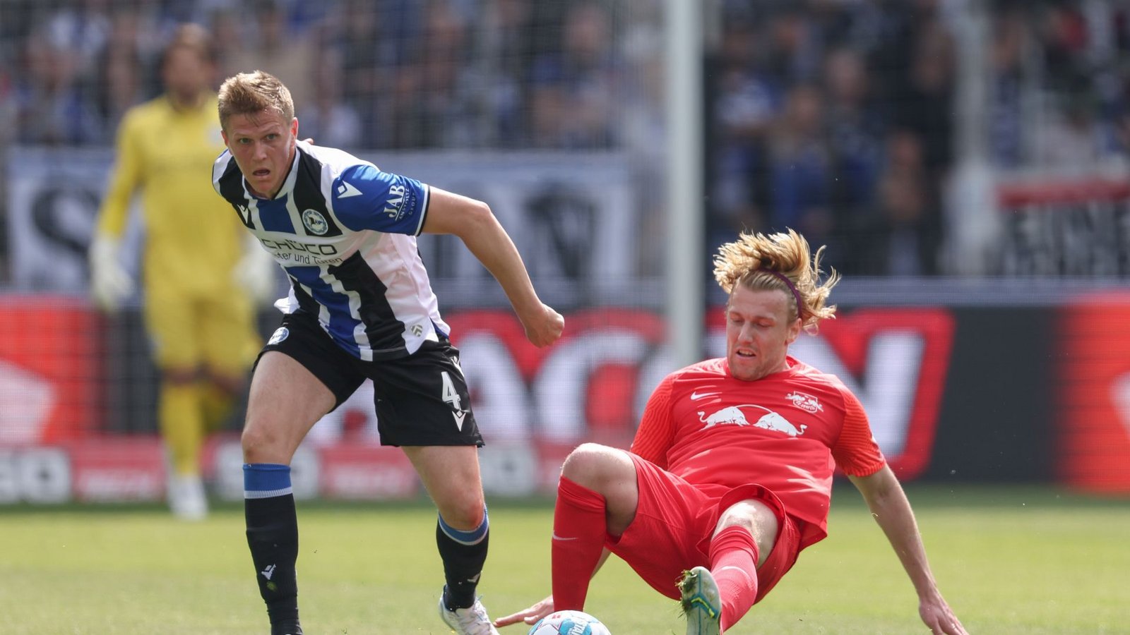 Leipzigs Emil Forsberg (r) versucht Bielefelds Joakim Nilsson vom Ball zu trennen.Foto: Friso Gentsch/dpa