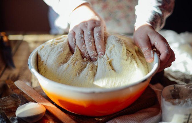 Erfahren Sie, warum Ihr Hefeteig zu flüssig bzw. klebrig ist und was Sie dagegen tun können.<span class='image-autor'>Foto: Ch_ch / Shutterstock.com</span>