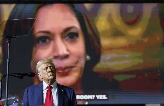 Trump hat bei seinen Events Videos von Kamala Harris eingespielt und kommentiert.<span class='image-autor'>Foto: dpa/Steven M. Falk</span>