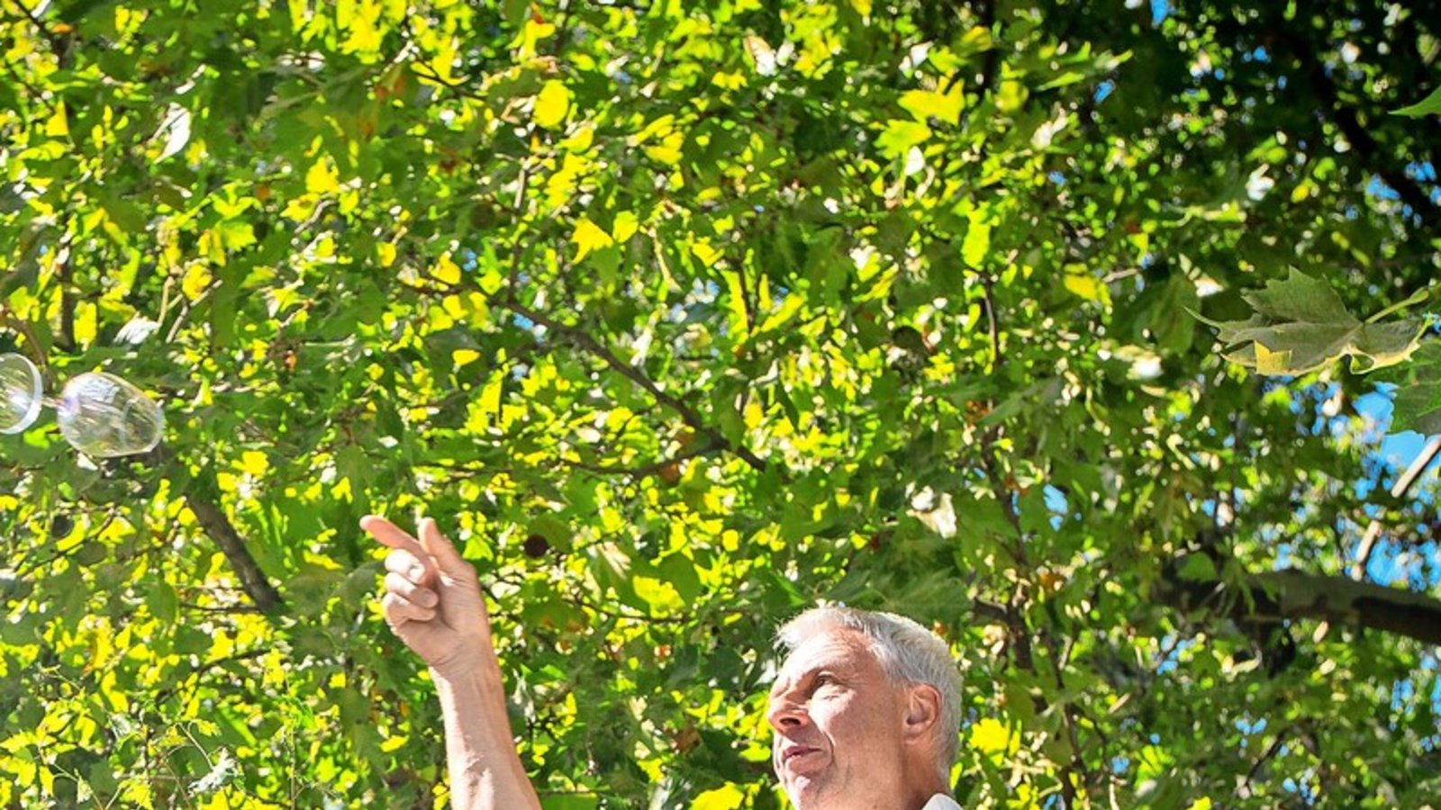 Das Glas fliegt: Tino Pietrobelli hat seinen Richtspruch beendet.Foto: Lichtgut/Leif Piechowski Das Glas fliegt: Tino Pietrobelli hat seinen Richtspruch beendet.Foto: Lichtgut/Leif Piechowski