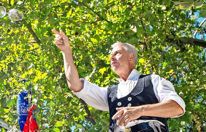 Das Glas fliegt: Tino Pietrobelli hat seinen Richtspruch beendet.<span class='image-autor'>Foto: Lichtgut/Leif Piechowski</span>