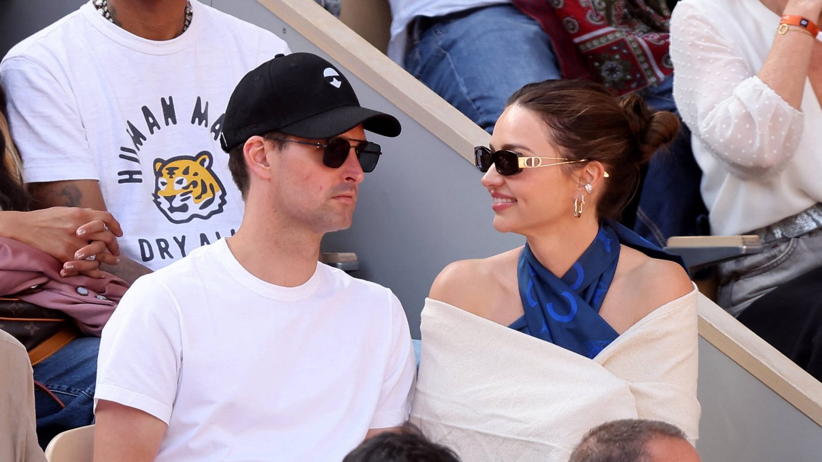Supermodel Miranda Kerr und Snapchat-Gründer Evan Spiegel genießen das Finale der French Open.Foto: IMAGO / Bestimage Supermodel Miranda Kerr und Snapchat-Gründer Evan Spiegel genießen das Finale der French Open.Foto: IMAGO / Bestimage