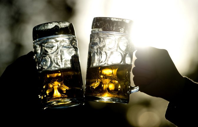 Hoch die Krüge: Ein paar Maß auf dem Wasen gehen beim stolzen Preis von 10,30 Euro nicht nur ins Geld, sondern hinterlassen auch einen ordentlichen Kater.<span class='image-autor'>Foto: dpa</span>
