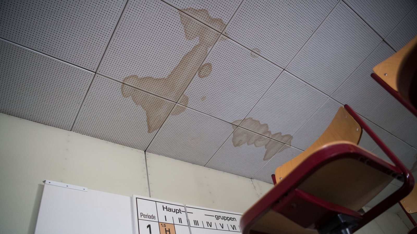 Schäden sind an der Decke eines Unterrichtsraums der Realschule Plochingen zu sehen. (Archivbild)Foto: dpa/Marijan Murat