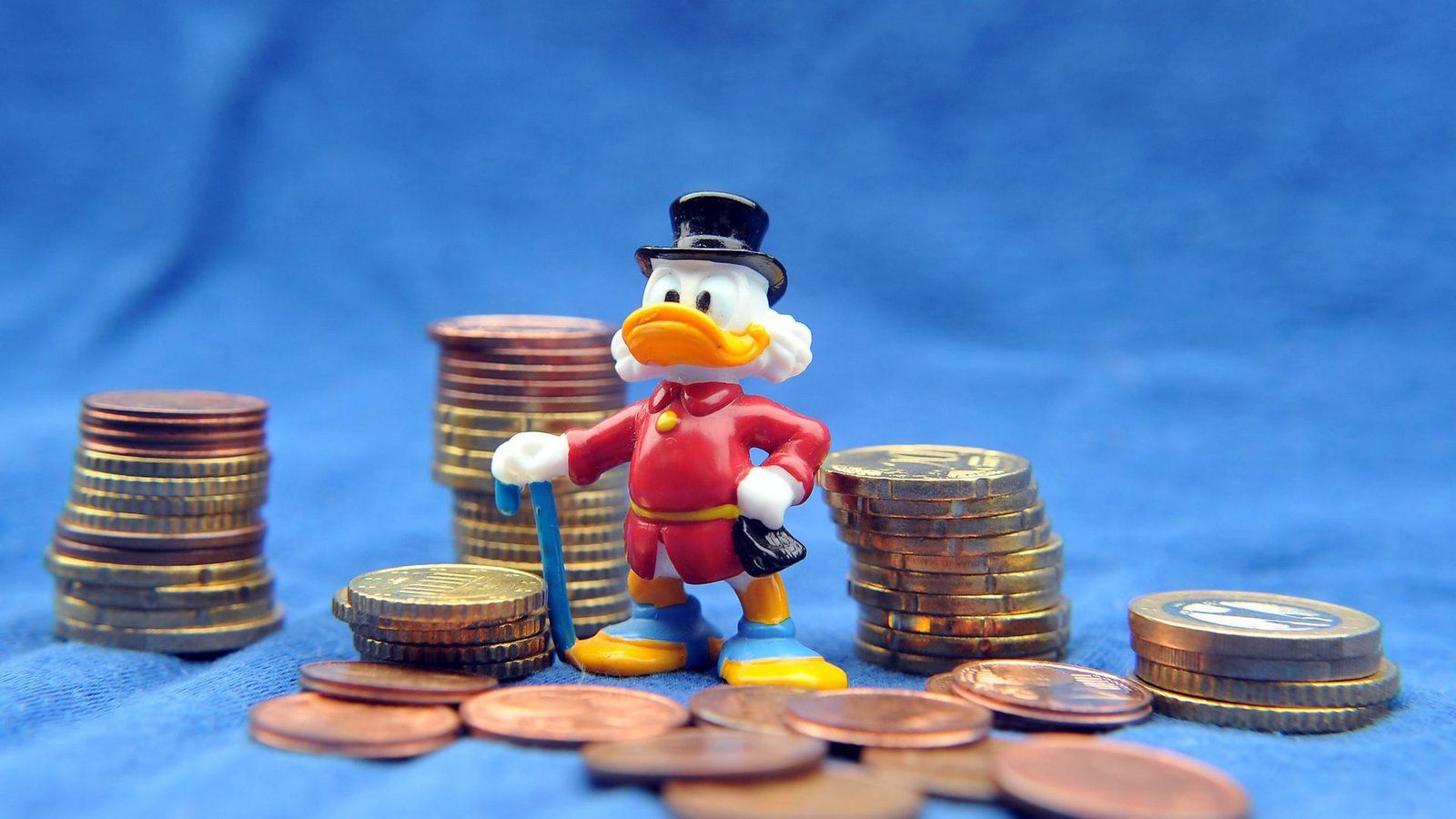Was ist Glück? Dagobert Duck hat eine Antwort. Ob es die richtige ist?Foto: IMAGO/Funke Foto Services Was ist Glück? Dagobert Duck hat eine Antwort. Ob es die richtige ist?Foto: IMAGO/Funke Foto Services