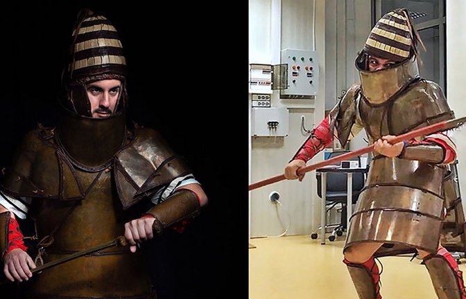 Elitesoldaten der griechischen Marine tragen Nachbildungen der bronzezeitlichen Dendra-Rüstung mit Schwert und Speer.<span class='image-autor'>Foto: © Andreas Flouris and Marija Marković/CC-by/4.0</span>