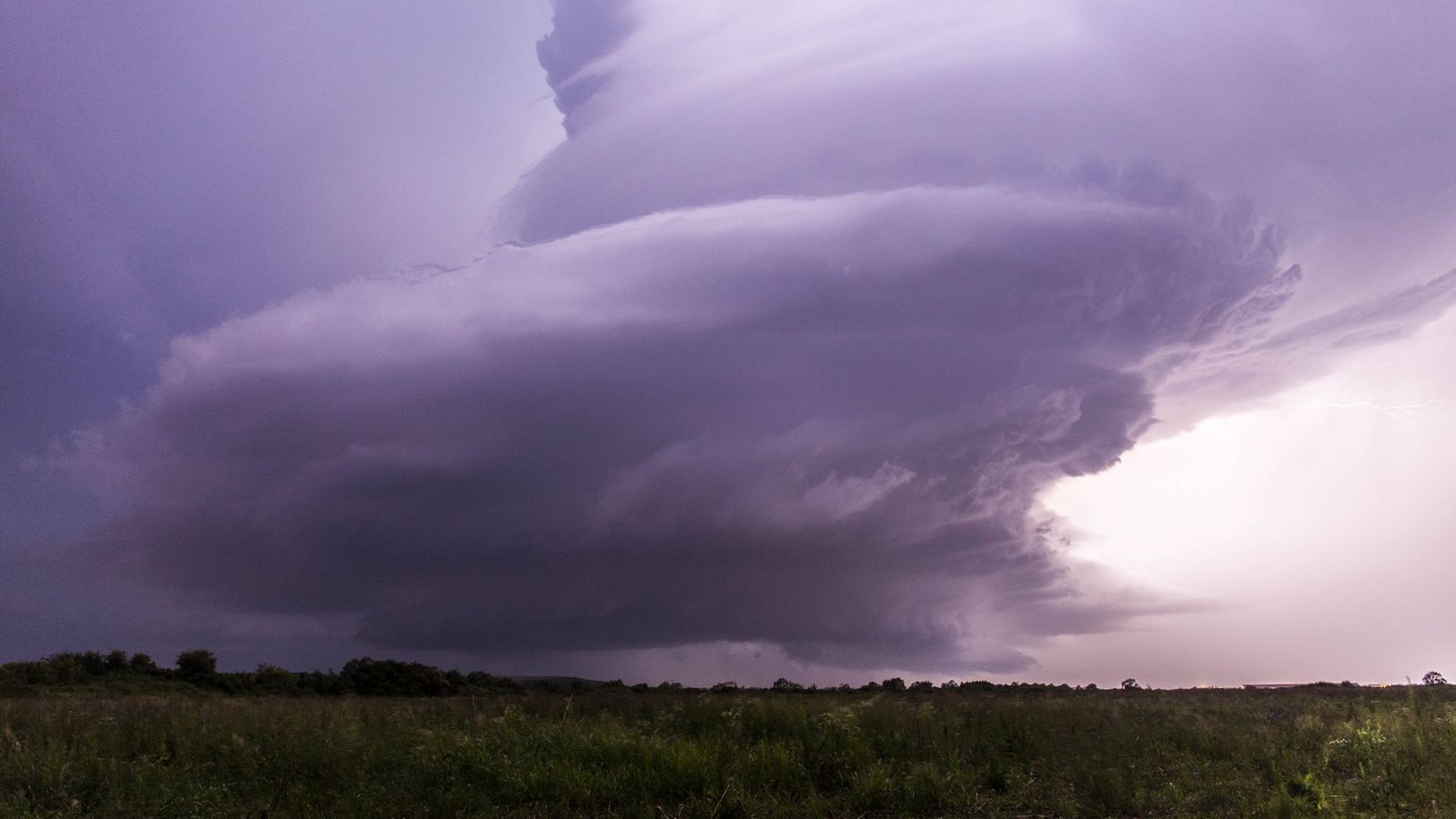 Superzellen-Gewitter führen regelmässig zu erheblichen Sachschäden, Ernteverlusten, Verkehrsproblemen und zu Verletzungen und Todesfällen.Foto: /Bernd März Superzellen-Gewitter führen regelmässig zu erheblichen Sachschäden, Ernteverlusten, Verkehrsproblemen und zu Verletzungen und Todesfällen.Foto: /Bernd März