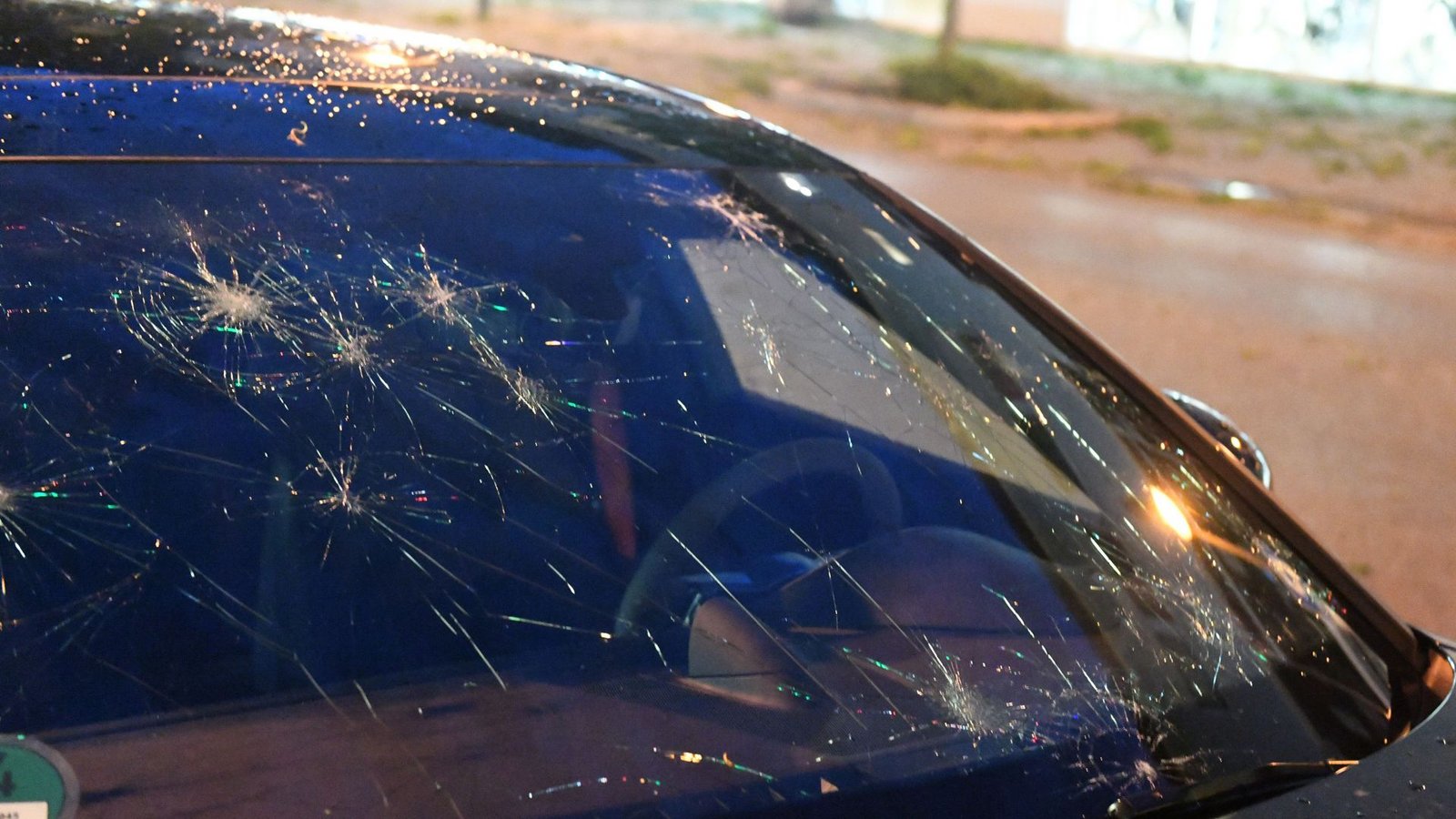 Eine durch Hagel bei einem Unwetter beschädigte Fensterscheibe eines Autos.Foto: picture alliance/dpa/Felix Hörhager Eine durch Hagel bei einem Unwetter beschädigte Fensterscheibe eines Autos.Foto: picture alliance/dpa/Felix Hörhager