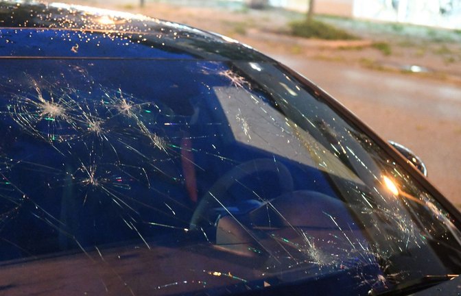 Eine durch Hagel bei einem Unwetter beschädigte Fensterscheibe eines Autos.<span class='image-autor'>Foto: picture alliance/dpa/Felix Hörhager</span>
