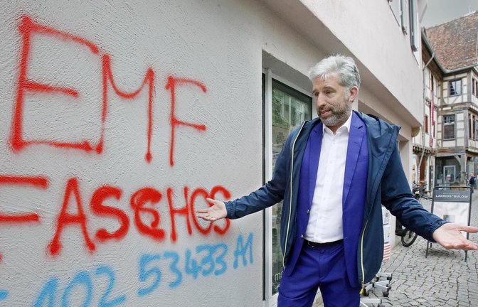 Tübingens OB Boris Palmer fragt sich, was die Sprayer mit ihren Botschaften sagen wollen – und kann über die illegalen Graffitis nur den Kopf schütteln.<span class='image-autor'>Foto: Horst Haas</span>