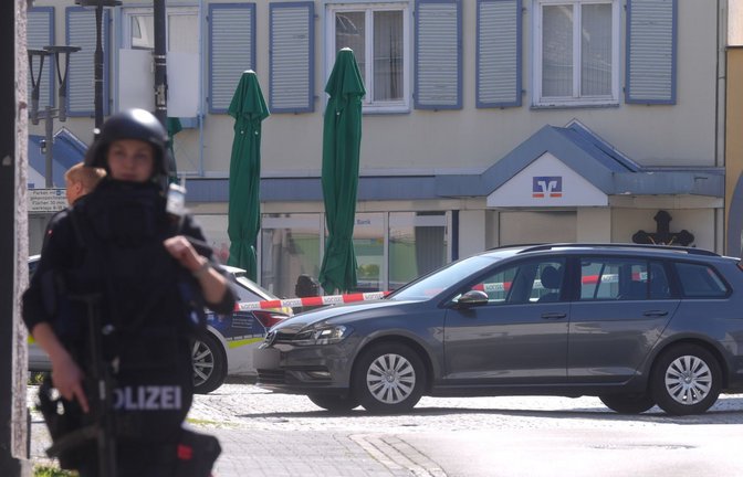 Schwer bewaffnete Einsatzkräfte bezogen Stellung vor der Bank.<span class='image-autor'>Foto: Thomas Frey/dpa</span>