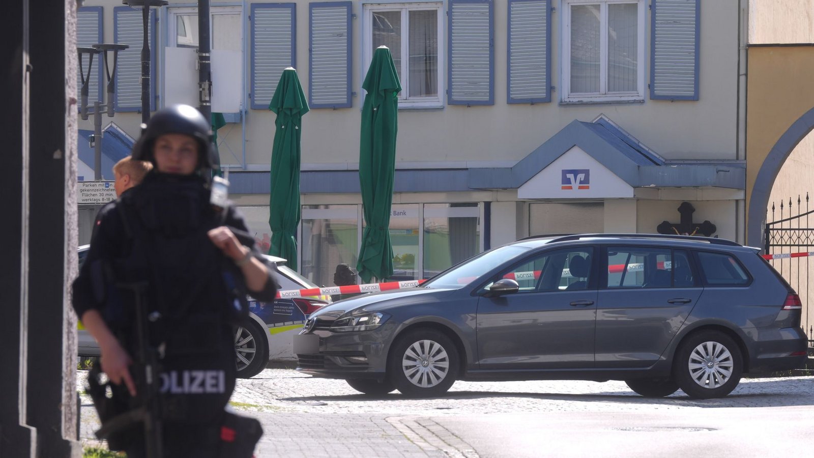 Schwer bewaffnete Einsatzkräfte bezogen Stellung vor der Bank.Foto: Thomas Frey/dpa