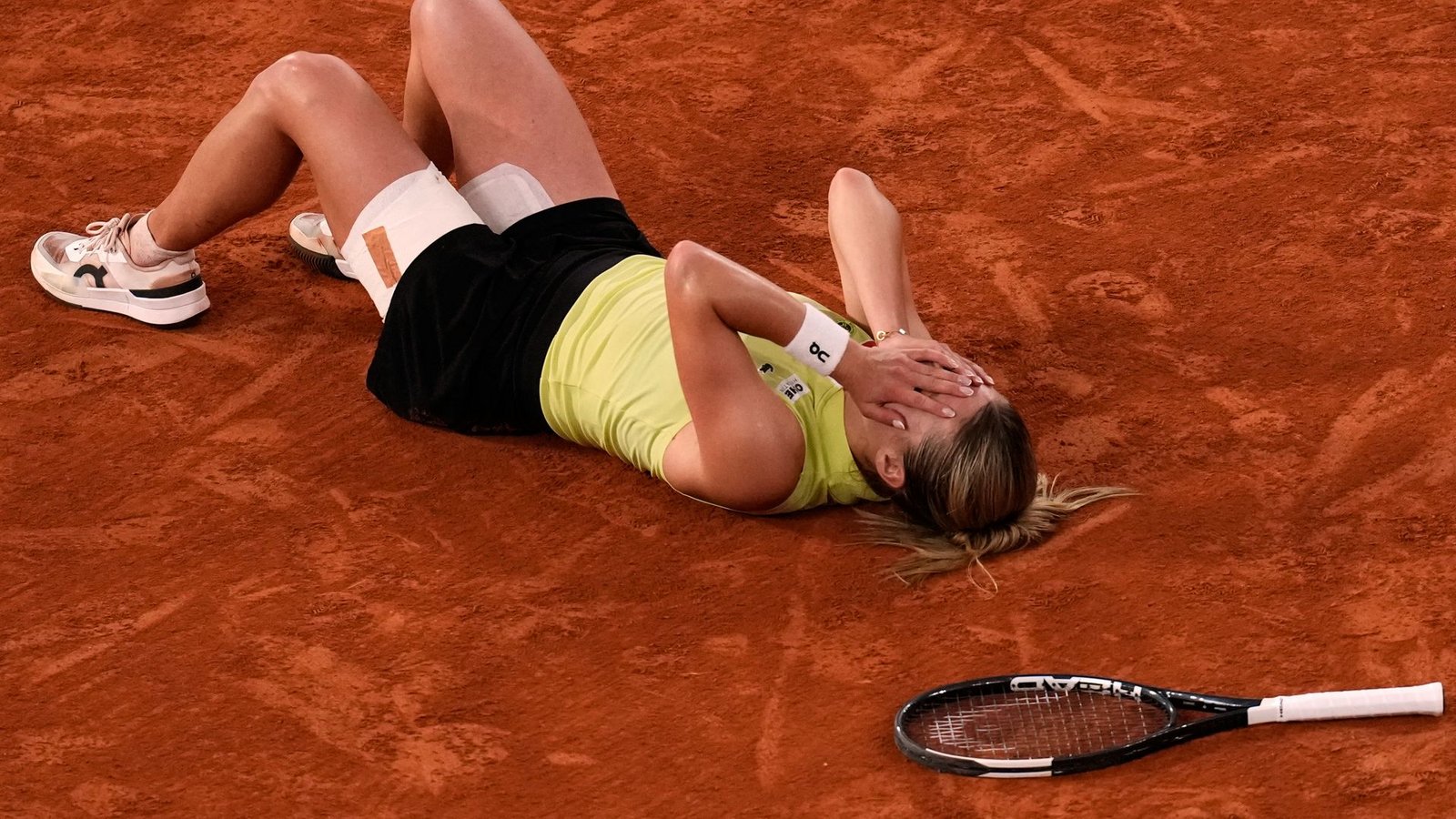 Von den Gefühlen überwältigt: Maja Chwalinska.Foto: Christophe Ena/AP/dpa