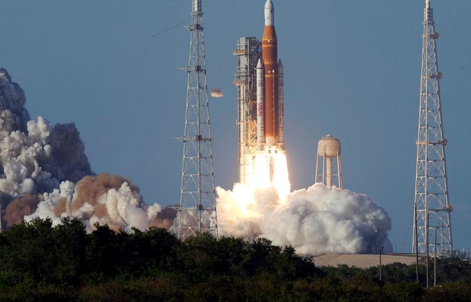 Die Artemis II-Mondrakete der NASA hebt ab.<span class='image-autor'>Foto: Chris O'Meara/AP/dpa</span>