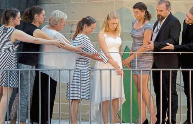 Amor und Psyche (Foto oben) dürfen sich nicht lieben. Grund ist die eifersüchtige Psyche (Fotos unten), die ihren Sohn Armor aus Eifersucht quält.  Fotos: Friedrich