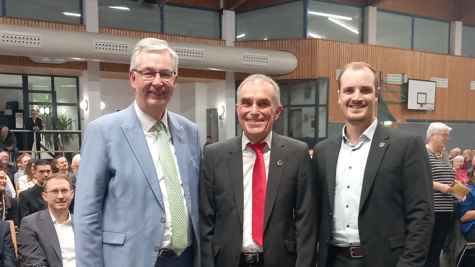 Beim Festakt neben vielen weiteren Gästen mit dabei sind (von links) Landrat Dietmar Allgaier, TSV-Vorsitzender Erich Bannert und Bürgermeister Ron Keller. Fotos: Glemser Beim Festakt neben vielen weiteren Gästen mit dabei sind (von links) Landrat Dietmar Allgaier, TSV-Vorsitzender Erich Bannert und Bürgermeister Ron Keller. Fotos: Glemser