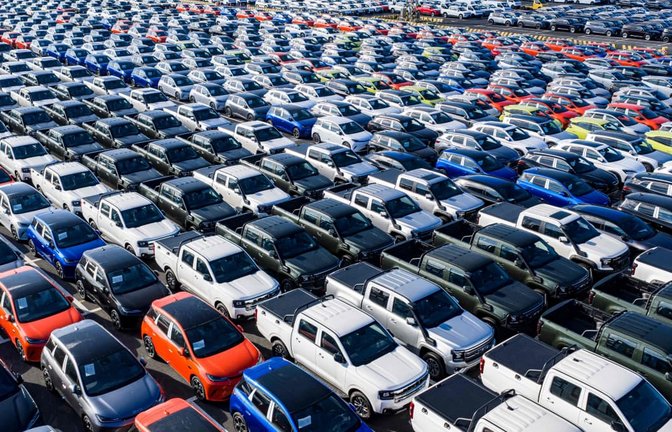 Autos oder eine Armee von Spionagedrohnen? Fahrzeuge von BYD warten in einem chinesischen Hafen auf die Verladung für den Export.<span class='image-autor'>-/afp</span>