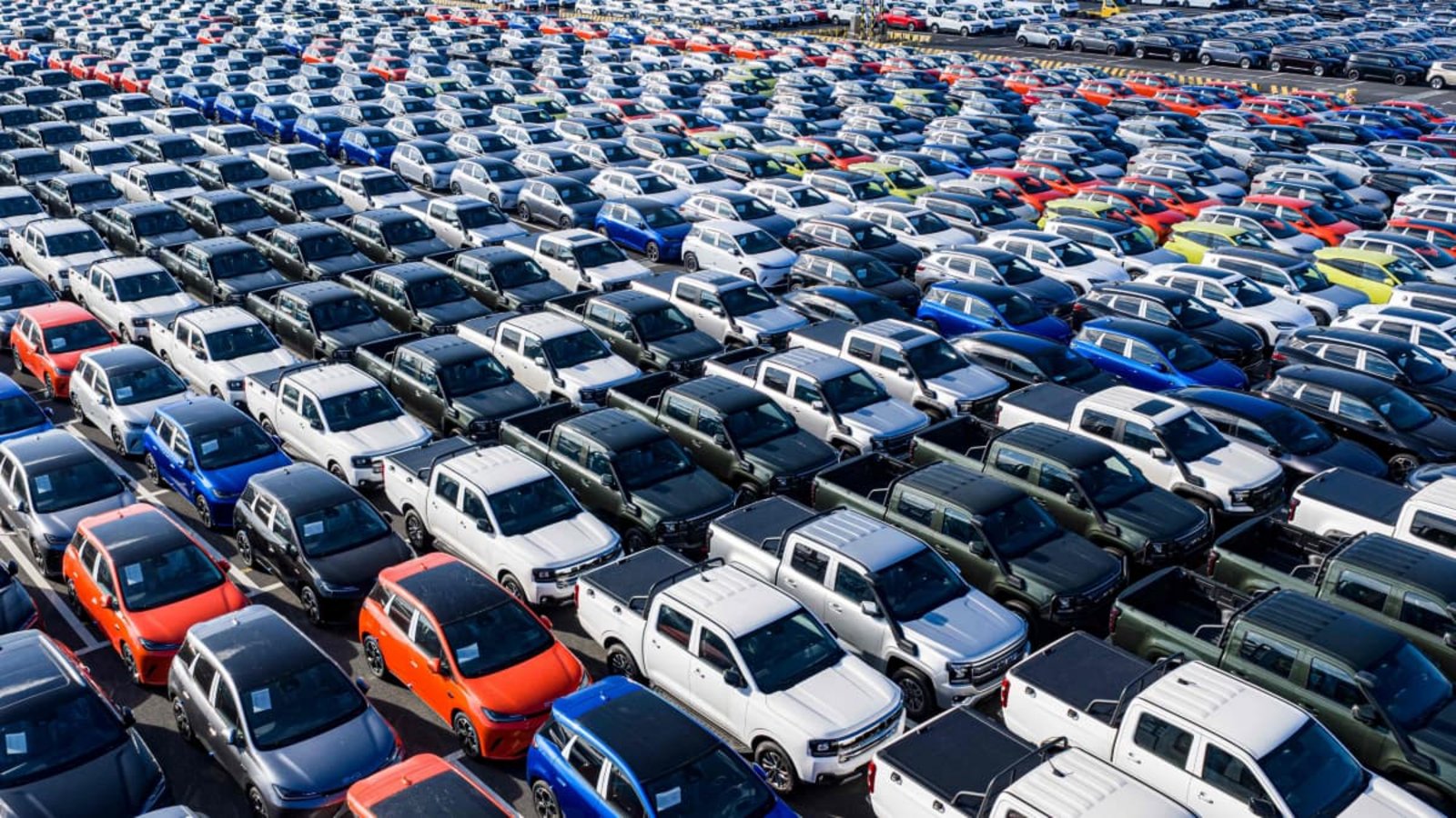Autos oder eine Armee von Spionagedrohnen? Fahrzeuge von BYD warten in einem chinesischen Hafen auf die Verladung für den Export.-/afp Autos oder eine Armee von Spionagedrohnen? Fahrzeuge von BYD warten in einem chinesischen Hafen auf die Verladung für den Export.-/afp