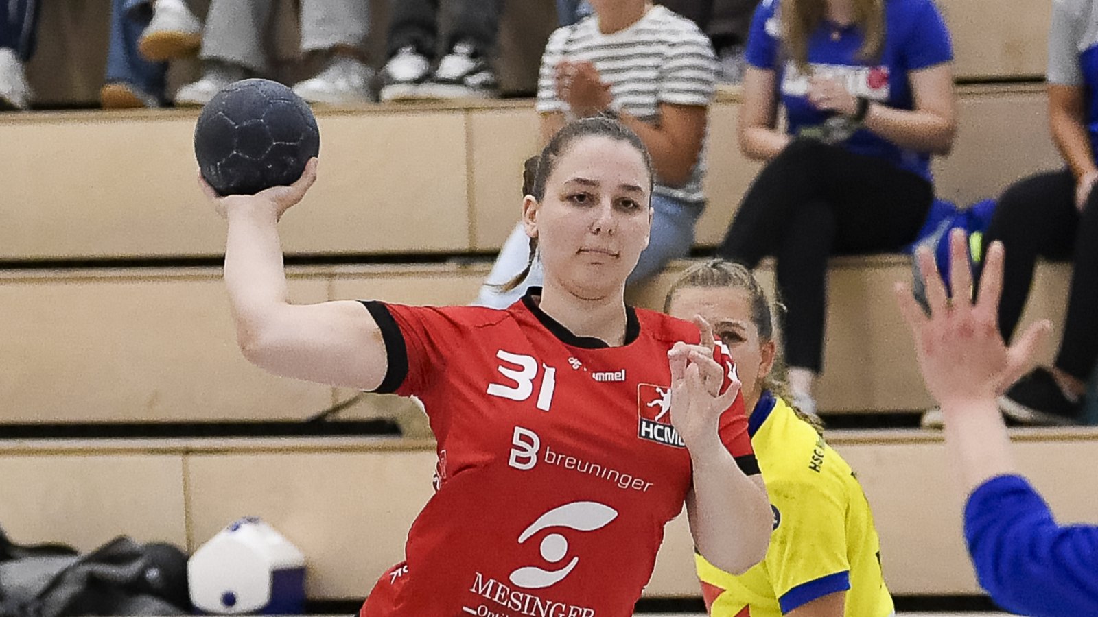 Der HCME (in Rot Maxine Brenner) hat am Samstag sein zweites Saisonspiel. Foto: Leitner