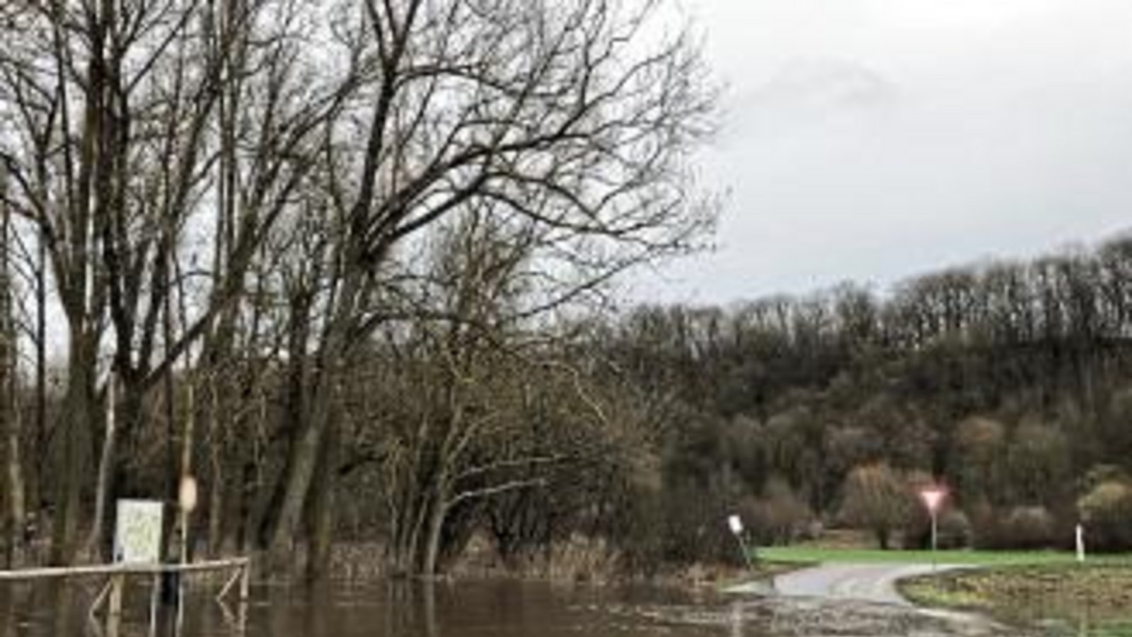 In Oberriexingen ist gestern die Enz über die Ufer getreten. Foto: Wittendorfer In Oberriexingen ist gestern die Enz über die Ufer getreten. Foto: Wittendorfer