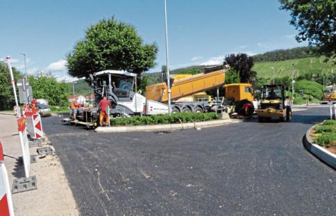 Der Anfang der Straßensanierung zwischen Ensingen und Horrheim. An der Kreuzung Kleinglattbacher Straße/Herrenwiesen wird der Belag eingebaut.  Foto: Arning