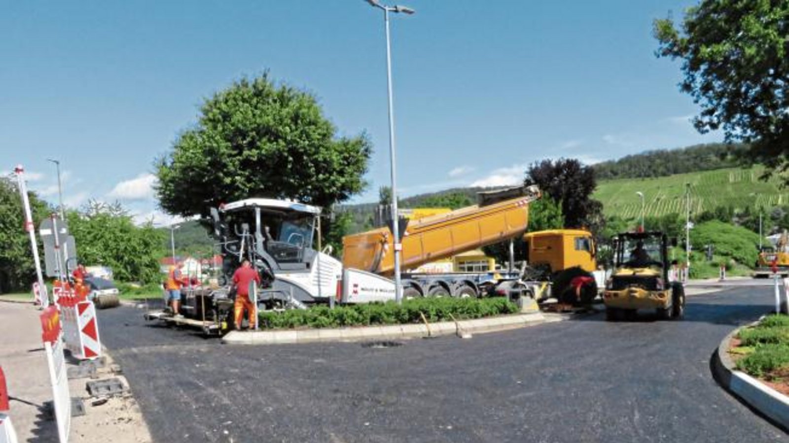 Der Anfang der Straßensanierung zwischen Ensingen und Horrheim. An der Kreuzung Kleinglattbacher Straße/Herrenwiesen wird der Belag eingebaut.  Foto: Arning