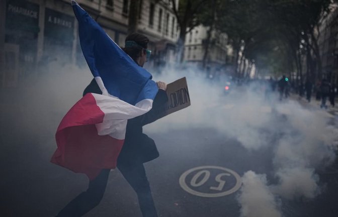 Die Proteste gegen steigende Lebenshaltungskosten gehen auch an diesem Wochenende weiter – wie hier in&nbsp;in Lyon.<span class='image-autor'>Laurent Cipriani/AP/dpa</span>