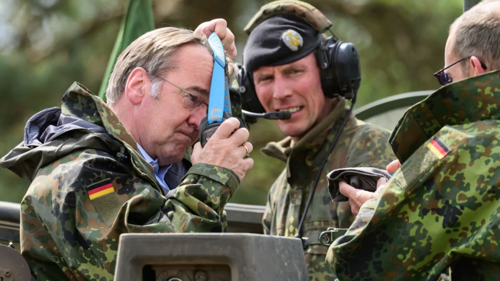 Manchmal hakt es: Verteidigungsminister Pistorius beim Truppenbesuch in Niedersachsen.Philipp Schulze/dpa