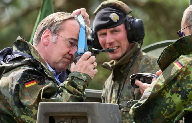 Manchmal hakt es: Verteidigungsminister Pistorius beim Truppenbesuch in Niedersachsen.<span class='image-autor'>Philipp Schulze/dpa</span>