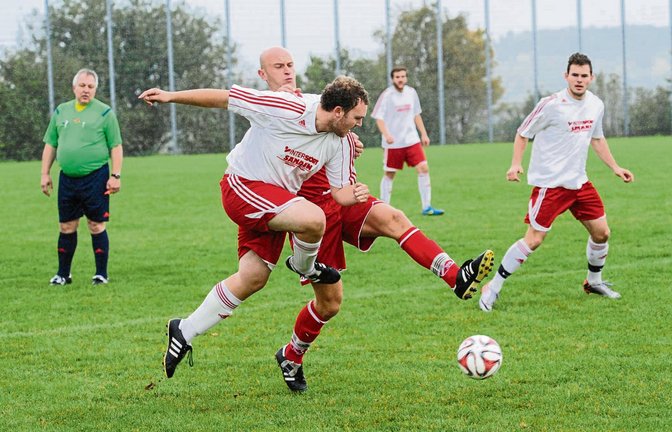 Der Großglattbacher Steffen Kurfiss (vorne) liefert sich im Mittelfeld einen Zweikampf mit dem Hohenhaslacher Torjäger Phillip Gögel. Foto: Leitner