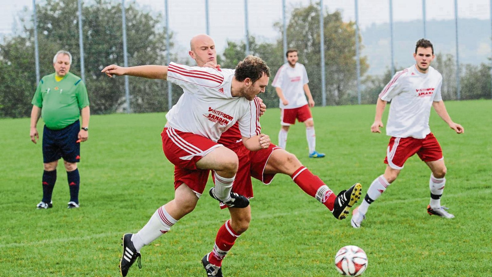 Der Großglattbacher Steffen Kurfiss (vorne) liefert sich im Mittelfeld einen Zweikampf mit dem Hohenhaslacher Torjäger Phillip Gögel. Foto: Leitner Der Großglattbacher Steffen Kurfiss (vorne) liefert sich im Mittelfeld einen Zweikampf mit dem Hohenhaslacher Torjäger Phillip Gögel. Foto: Leitner
