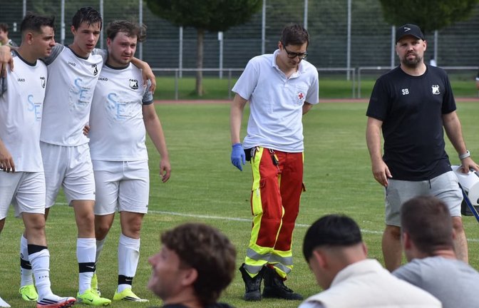 Schädel-Hirn-Trauma im Kopfballduell zugezogen: Lucas Dannecker vom TSV Dagersheim II muss gestützt den Platz verlassen – zum Glück geht es ihm inzwischen besser.<span class='image-autor'>Michael Schwartz</span>