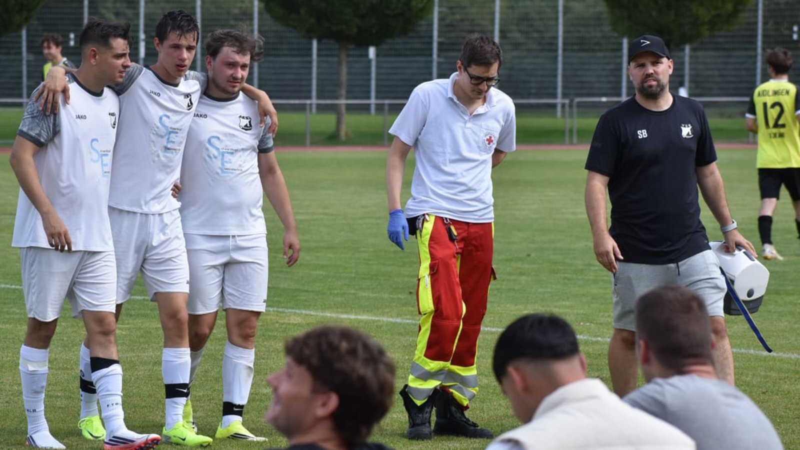 Schädel-Hirn-Trauma im Kopfballduell zugezogen: Lucas Dannecker vom TSV Dagersheim II muss gestützt den Platz verlassen – zum Glück geht es ihm inzwischen besser.Michael Schwartz Schädel-Hirn-Trauma im Kopfballduell zugezogen: Lucas Dannecker vom TSV Dagersheim II muss gestützt den Platz verlassen – zum Glück geht es ihm inzwischen besser.Michael Schwartz