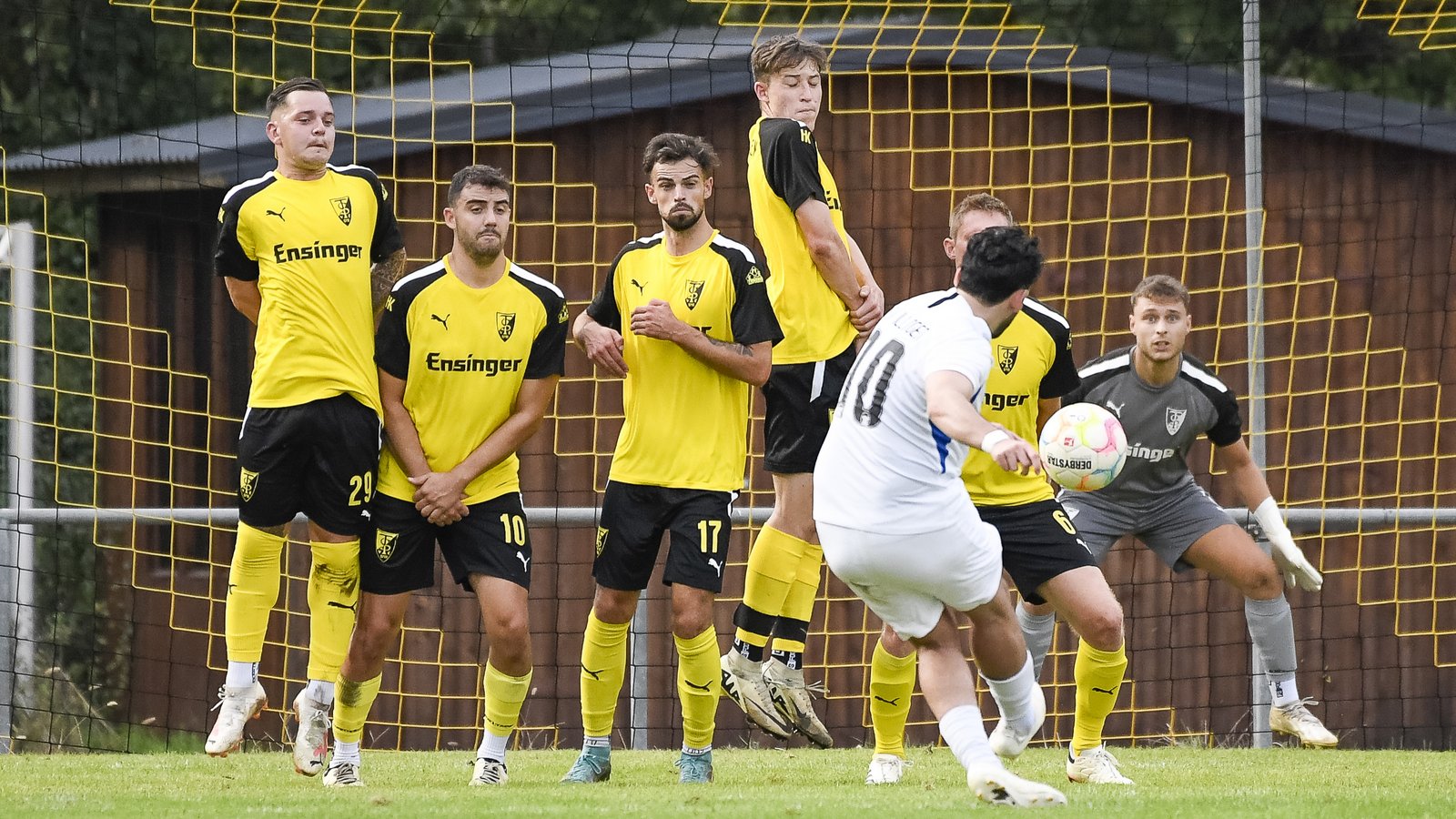 Eine konzentrierte Abwehrleistung wird am Sonntag im Spitzenspiel bei der SpVgg Bissingen von den Fußballern des TSV Ensingen (gelbe Trikots) verlangt. Foto: Leitner Eine konzentrierte Abwehrleistung wird am Sonntag im Spitzenspiel bei der SpVgg Bissingen von den Fußballern des TSV Ensingen (gelbe Trikots) verlangt. Foto: Leitner