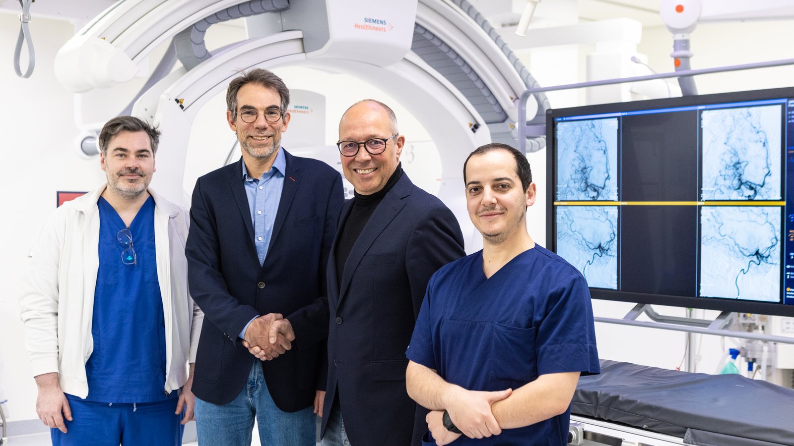 Freuen sich über die intensivierte Kooperation: Kai-Steffen Gabor (Zweiter von rechts) und Stephan Meckel (Zweiter von links).    Foto: RKH Gesundheit