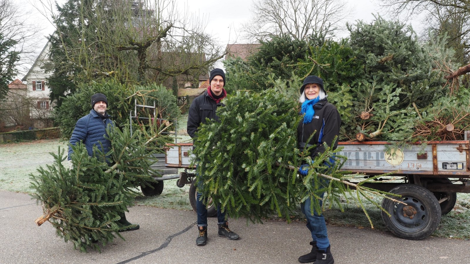 Viele Jahre hat der Ortschaftsrat Häfnerhaslach die ausgedienten Weihnachtsbäume eingesammelt und den Erlös dem Kleeblattheim in Sachsenheim zugutekommen lassen. Schon damals gehörten Jutta Glöckle (rechts) und Marc Lorch (links) zum Team. Mit der Gründung des Trägervereins „Unser Dorf 2005 – Freunde Häfnerhaslachs“ kam Adrijan Federer (Mitte) hinzu, und das Team der Weihnachtsbaumsammlung wuchs weiter. So konnte jetzt wieder eine beachtliche Anzahl von Christbäumen auf zwei Anhängern verladen und zum Häckselplatz gebracht und Spenden gesammelt werden.  Foto: Lorch