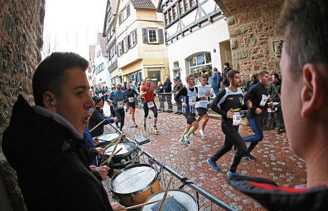 Mords-Radau im Unteren Tor: Trommler feuern die 3400 Teilnehmer am Bietigheimer Silvesterlauf zu Höchstleistungen an. Darunter auch Timo Giese (Nummer 343) vom TSV Ensingen.  Fotos: Küppers
