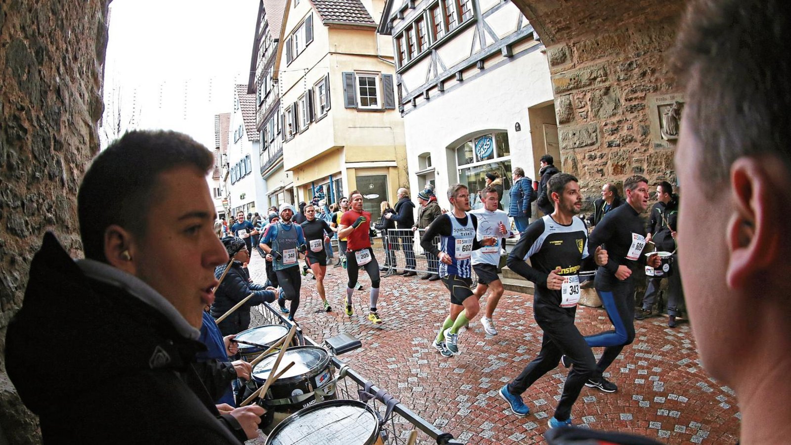Mords-Radau im Unteren Tor: Trommler feuern die 3400 Teilnehmer am Bietigheimer Silvesterlauf zu Höchstleistungen an. Darunter auch Timo Giese (Nummer 343) vom TSV Ensingen.  Fotos: Küppers