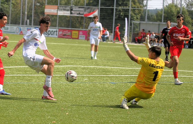Tom Berishaj (links) hat im letzten Gruppenspiel den Siegtreffer auf dem Fuß, trifft aber den Keeper. Fotos: Küppers