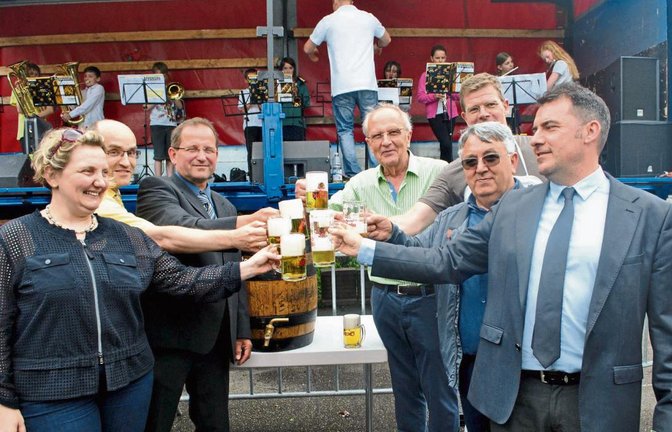 Ein Prosit auf die 43. Auflage des Festes: Bundestagsabgeordnete Katja Mast (v.l.), Bürgermeister Harald Eiberger, Bürgermeister André Hupfer, Festwirt Ralf Davids, Markus Schwarz (neuapostolische Kirchengemeinde) sowie Giorgio Severi und Silvio Bertucci von Castelnovo ´ne Monti.