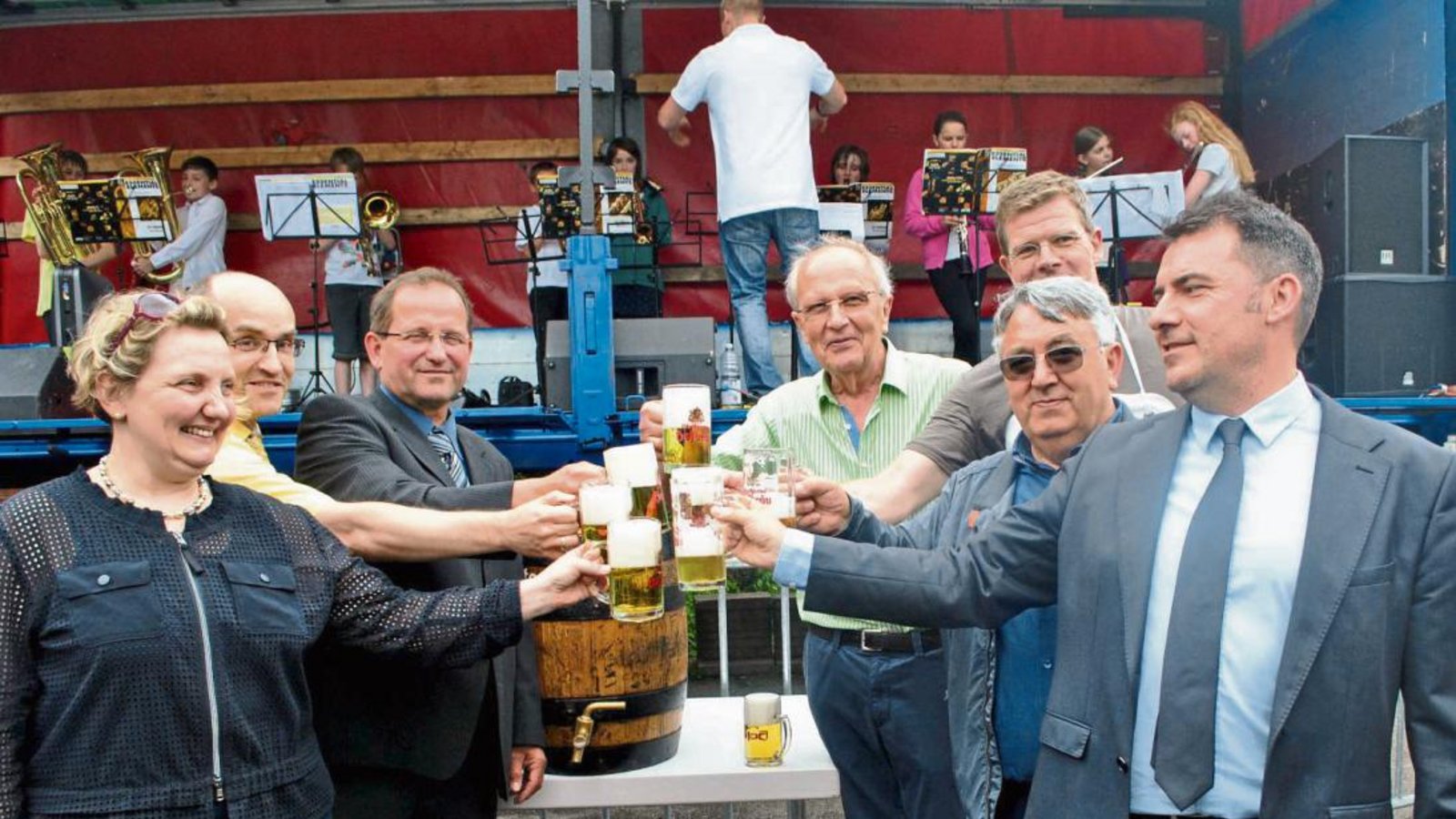 Ein Prosit auf die 43. Auflage des Festes: Bundestagsabgeordnete Katja Mast (v.l.), Bürgermeister Harald Eiberger, Bürgermeister André Hupfer, Festwirt Ralf Davids, Markus Schwarz (neuapostolische Kirchengemeinde) sowie Giorgio Severi und Silvio Bertucci von Castelnovo ´ne Monti.