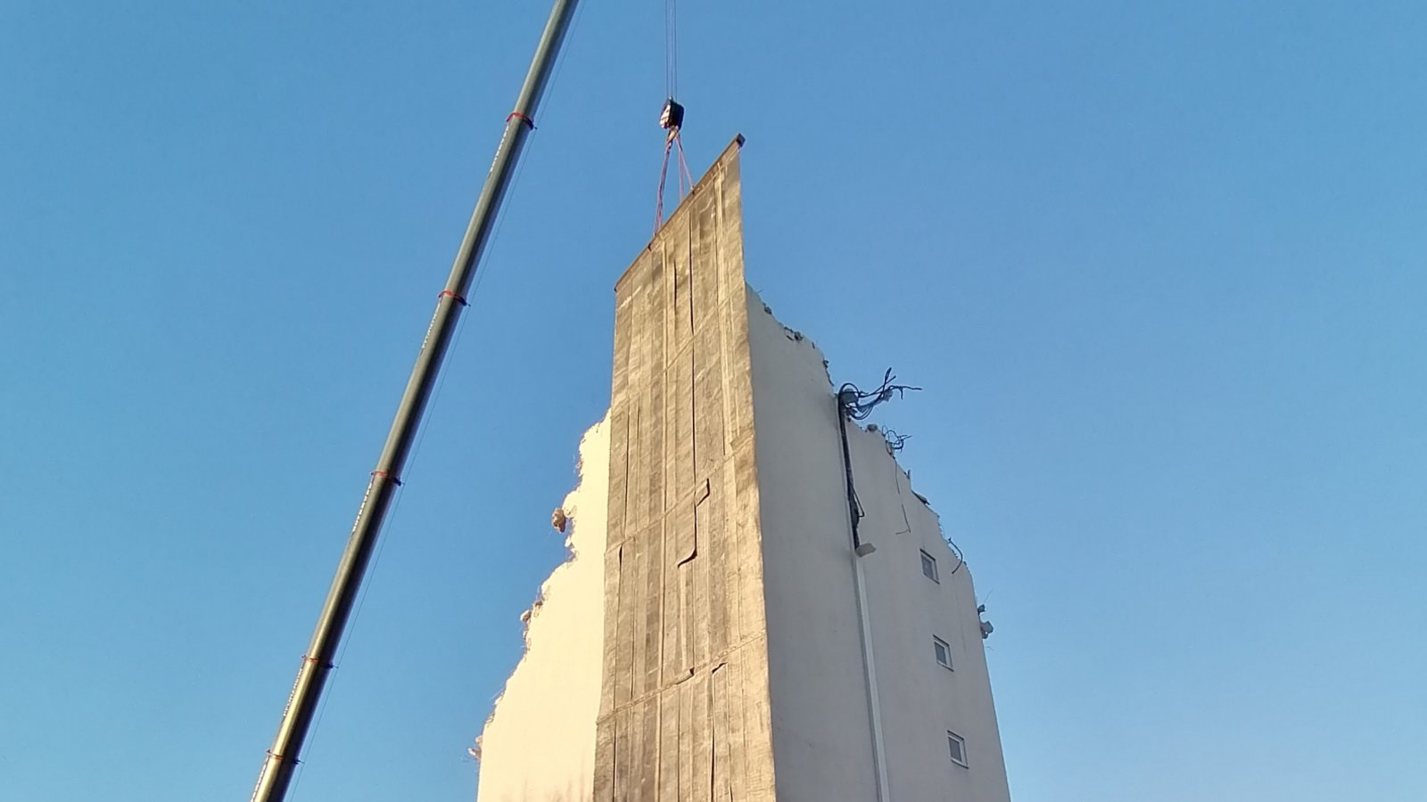 Stück für Stück wird der Vaihinger WLZ-Turm weniger.  Foto: Banholzer