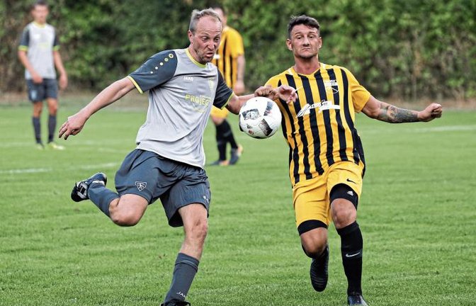 Florian Matthias (links) und der TSV Ensingen haben in dieser Saison nur sein Pokalspiel gegen Bezirksligist SV Riet verloren. Alle Punktspiele in der B 7 gingen aber an die Ensinger. Foto: Küppers