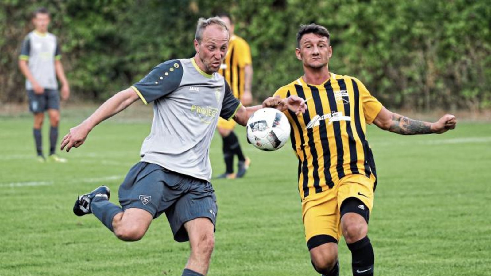 Florian Matthias (links) und der TSV Ensingen haben in dieser Saison nur sein Pokalspiel gegen Bezirksligist SV Riet verloren. Alle Punktspiele in der B 7 gingen aber an die Ensinger. Foto: Küppers Florian Matthias (links) und der TSV Ensingen haben in dieser Saison nur sein Pokalspiel gegen Bezirksligist SV Riet verloren. Alle Punktspiele in der B 7 gingen aber an die Ensinger. Foto: Küppers
