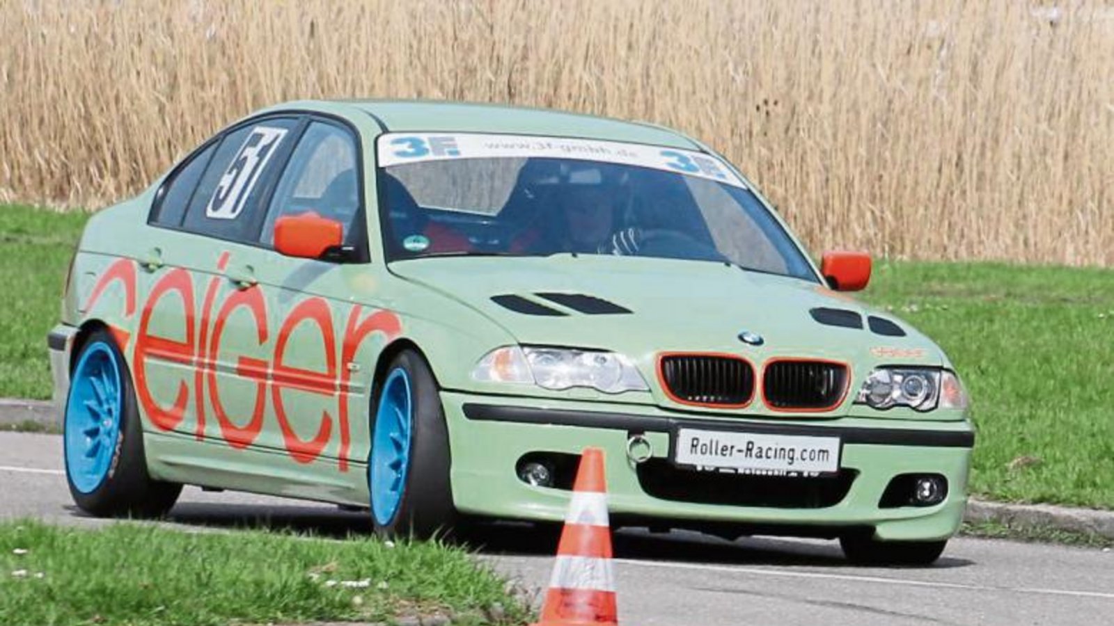Bevor der BMW 330i Udo Roller mit einem erneuten Hinterachsschaden im Stich gelassen hat, raste der Lomersheimer zu zwei Siegen in der F 11 und einem sechsten Platz in der Gruppe A. Foto: privat Bevor der BMW 330i Udo Roller mit einem erneuten Hinterachsschaden im Stich gelassen hat, raste der Lomersheimer zu zwei Siegen in der F 11 und einem sechsten Platz in der Gruppe A. Foto: privat